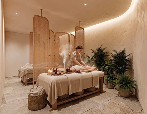 Sala wellness con camilla de masajes